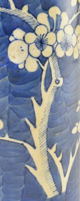 Lot 73 - QING DYNASTY BLUE AND WHITE PRUNUS SLEEVE VASE 清 青花冰梅筒瓶