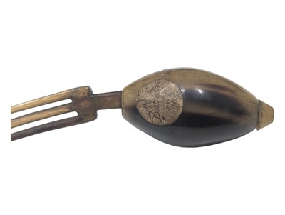Lot 100 - 20TH CENTURY AFRICAN ZULU HORN SNUFF CONTAINER