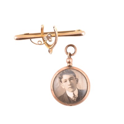 Lot 269 - 9CT GOLD WISHBONE BROOCH PIN & HALLMARKED 9CT GOLD LOCKET PENDANT