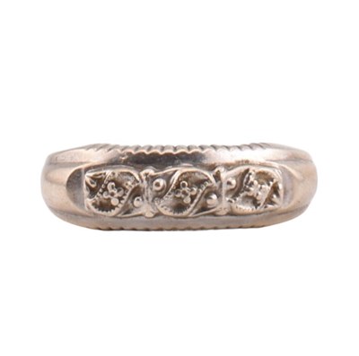 Lot 275 - A 14CT GOLD DOME RING