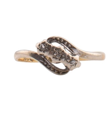 Lot 262 - 18CT GOLD PLATINUM & DIAMOND RING