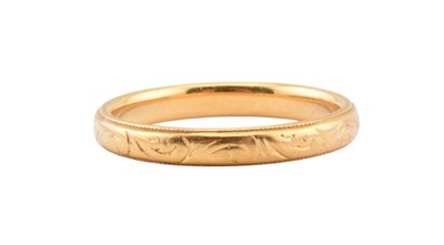 Lot 206 - HALLMARKED 22CT GOLD ENGRAVED BAND RING