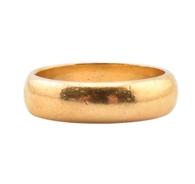 Lot 61 - YELLOW METAL BAND RING