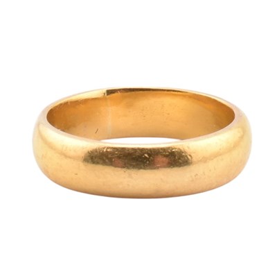 Lot 61 - YELLOW METAL BAND RING