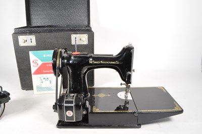 Lot 227 - 1933 VINTAGE SINGER FEATHERWEIGHT SEWING MACHINE NO. 221K1