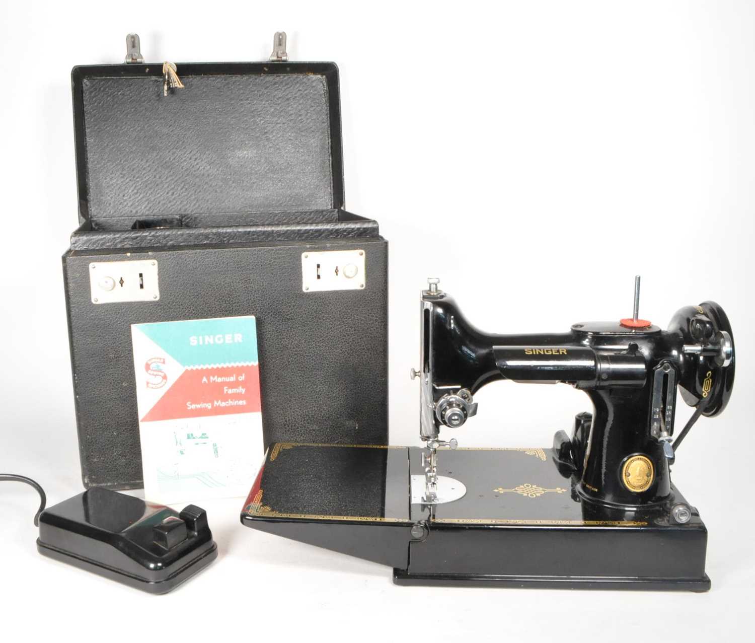 Lot 227 - 1933 VINTAGE SINGER FEATHERWEIGHT SEWING MACHINE NO. 221K1