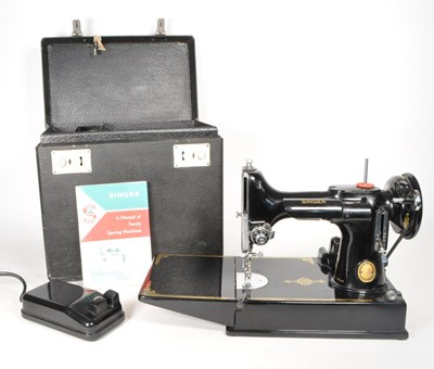 Lot 227 - 1933 VINTAGE SINGER FEATHERWEIGHT SEWING MACHINE NO. 221K1