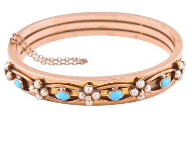 Lot 28 - 19TH CENTURY GOLD PEARL TURQUOISE HINGED BANGLE