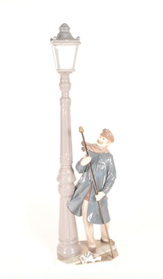 Lot 9 - LLADRO - 1983 PORCELAIN LAMPLIGHTER FIGURE