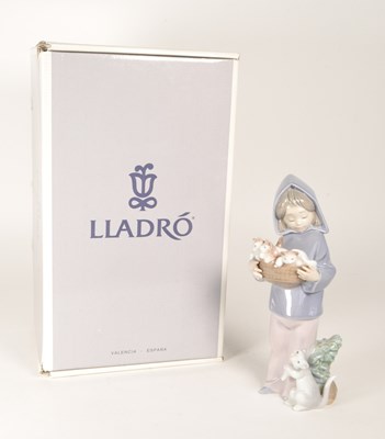 Lot 12 - LLADRO - 1993 PORCELAIN MOTHERS LITTLE HELPER FIGURE