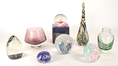 Lot 13 - COLLECTION OF LATE 20TH CENTURY GLASS PAPERWEIGHTS AND VASES
