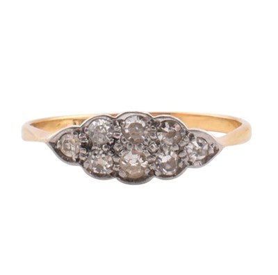 Lot 20 - EARLY 20TH CENTURY DIAMOD CLUSTER RING