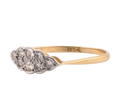 Lot 20 - EARLY 20TH CENTURY DIAMOD CLUSTER RING