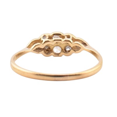 Lot 20 - EARLY 20TH CENTURY DIAMOD CLUSTER RING