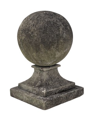 Lot 509 - 19TH CENTURY VICTORIAN WEATHERED BATH STONE BALL & PEDESTAL GARDEN FEATURE FINIAL ORNAMENT