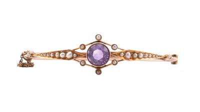 Lot 3 - EDWARDIAN 9CT GOLD AMETHYST & PEARL HINGED BANGLE