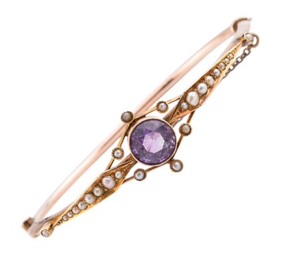 Lot 3 - EDWARDIAN 9CT GOLD AMETHYST & PEARL HINGED BANGLE