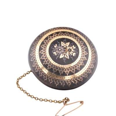 Lot 308 - VICTORIAN 19TH CENTURY CIRCULAR PIQUE WARE BROOCH