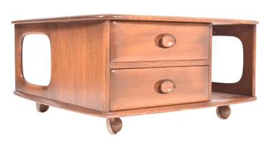 Lot 439 - LUCIAN ERCOLANI FOR ERCOL - PANDORA - MID CENTURY ELM WOOD SIDE TABLE
