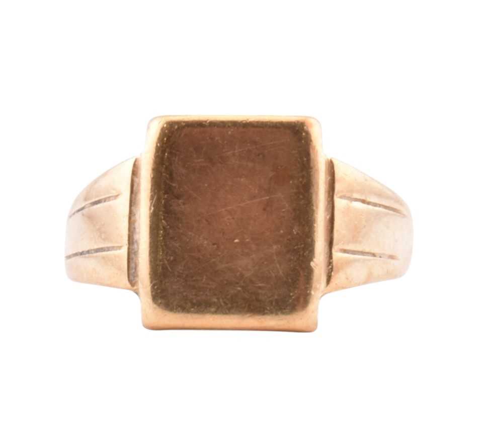 Lot 110 - HALLMARKED 18CT GOLD SIGNET RING