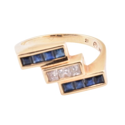 Lot 411 - 14CT GOLD SAPPHIRE & DIAMOND RING