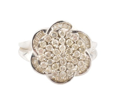 Lot 288 - HALLMARKED 9CT GOLD & DIAMOND FLOWER CLUSTER RING