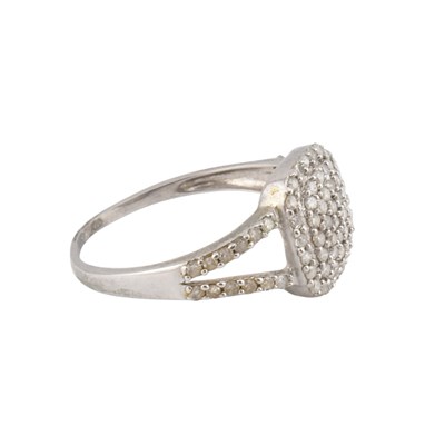 Lot 314 - HALLMARKED 9CT WHITE GOLD & DIAMOND CLUSTER RING