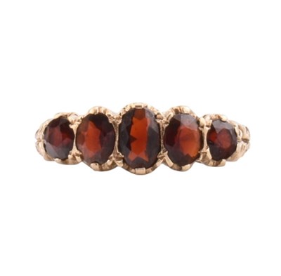 Lot 291 - HALLMARKED 9CT GOLD & GARNET FIVE STONE RING.