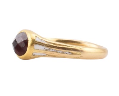 Lot 64 - ANTIQUE GARNET &ENAMEL RING WITH INSCRIPTION