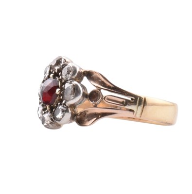 Lot 31 - AN ANTIQUE GARNET & DIAMOND CLUSTER RING