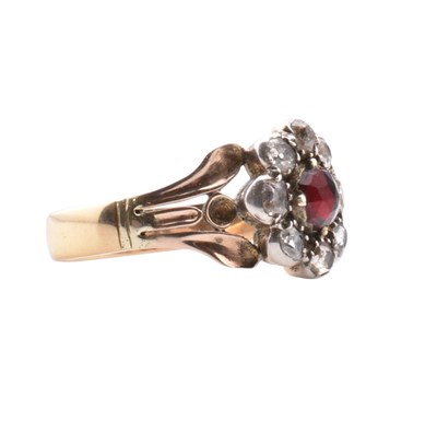 Lot 31 - AN ANTIQUE GARNET & DIAMOND CLUSTER RING