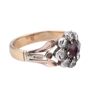 Lot 31 - AN ANTIQUE GARNET & DIAMOND CLUSTER RING