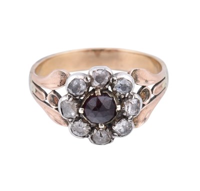 Lot 31 - AN ANTIQUE GARNET & DIAMOND CLUSTER RING