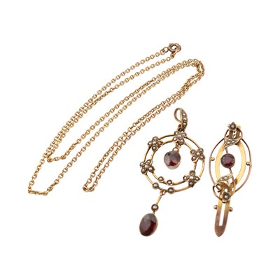 Lot 61 - EDWARDIAN 9CT GOLD PEARL GARNET PENDANT NECKLACE