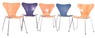Lot 358 - ARNE JACOBSEN FOR FRITZ HANSEN - FIVE SERIES 7 DINING CHAIRS