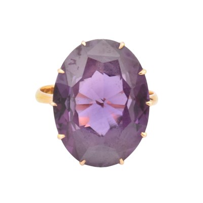 Lot 108 - GOLD & SYNTHETIC COLOUR CHANGE SAPPHIRE COCKTAIL RING