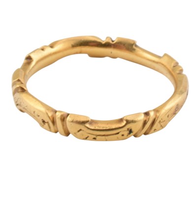 Lot 167 - A GOLD BAND RING