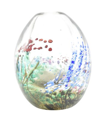 Lot 266 - WILLIAM WALKER - VINTAGE 1986 STUDIO ART GLASS CENTREPIECE BUD VASE