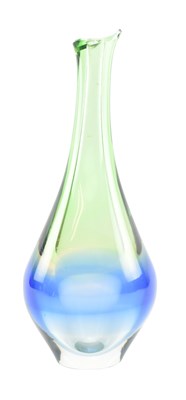 Lot 263 - MANNER OF MOSER DUHA RANGE - VINTAGE MID CENTURY 1960S GLASS CENTREPIECE VASE BY VLADIMIR MIKA