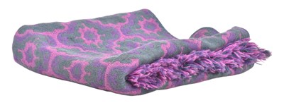 Lot 363 - VINTAGE MID CENTURY WOOLLEN WELSH BLANKET / BED THROW