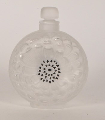 Lot 93 - LALIQUE - 1930S FROSTED GLASS 'DAHLIA' PATTERN SCENT PERFUME BOTTLE