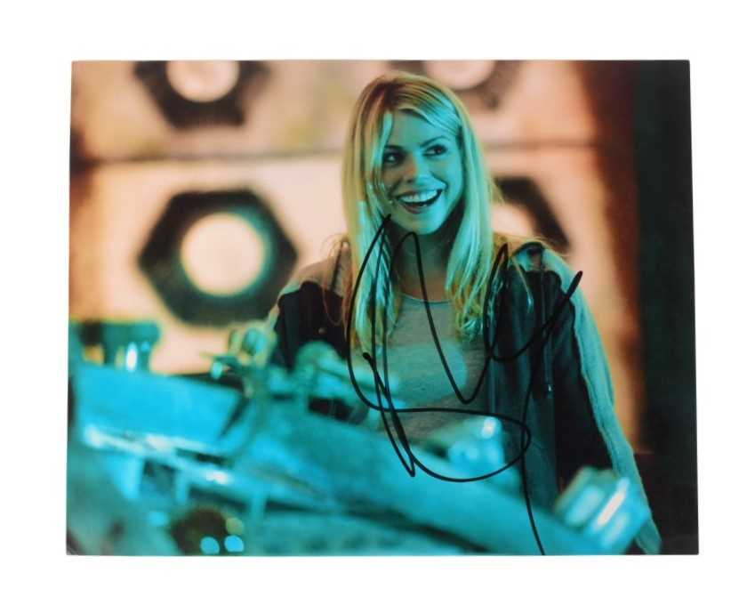 Lot 183 - DOCTOR WHO - BILLIE PIPER - SIGNED 8X10" COLOUR PHOTOGRAPH