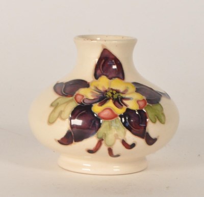 Lot 94 - MOORCROFT - MID CENTURY VINTAGE POTTERY SQUAT BUD VASE