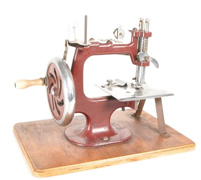 Lot 291 - 1950S VINTAGE ESSEX MINIATURE SEWING MACHINE MK1