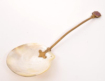 Lot 387 - EARLY 20TH CENTURY MOTHER OF PEARL SAPHIRET CAVIAR SPOON