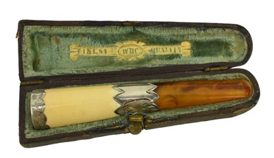 Lot 94 - A CASED EDWARD VII HALLMARKED SILVER & BAKELITE CHEROOT / CIGAR HOLDER