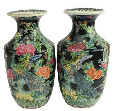 Lot 73 - PAIR OF 20TH CENTURY JAPANESE FAMILLE NOIR ENAMELED VASES 日本黑地彩绘绘瓶一对