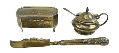 Lot 47 - WILLIAM IV HALLMARKED SILVER KNIFE & EDWARD VII SILVER JEWELRY BOX