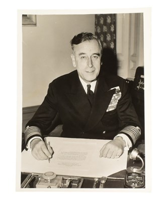 Lot 53 - LORD MOUNTBATTEN / MOUNTBATTEN OF BURMA - AUTOGRAPH & PHOTO