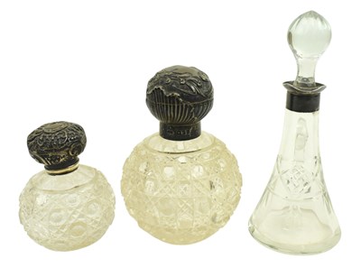 Lot 97 - THREE 19/20TH CENTURY HALLMARKED SILVER & GLASS PIECES INC. SCENT BOTTLES